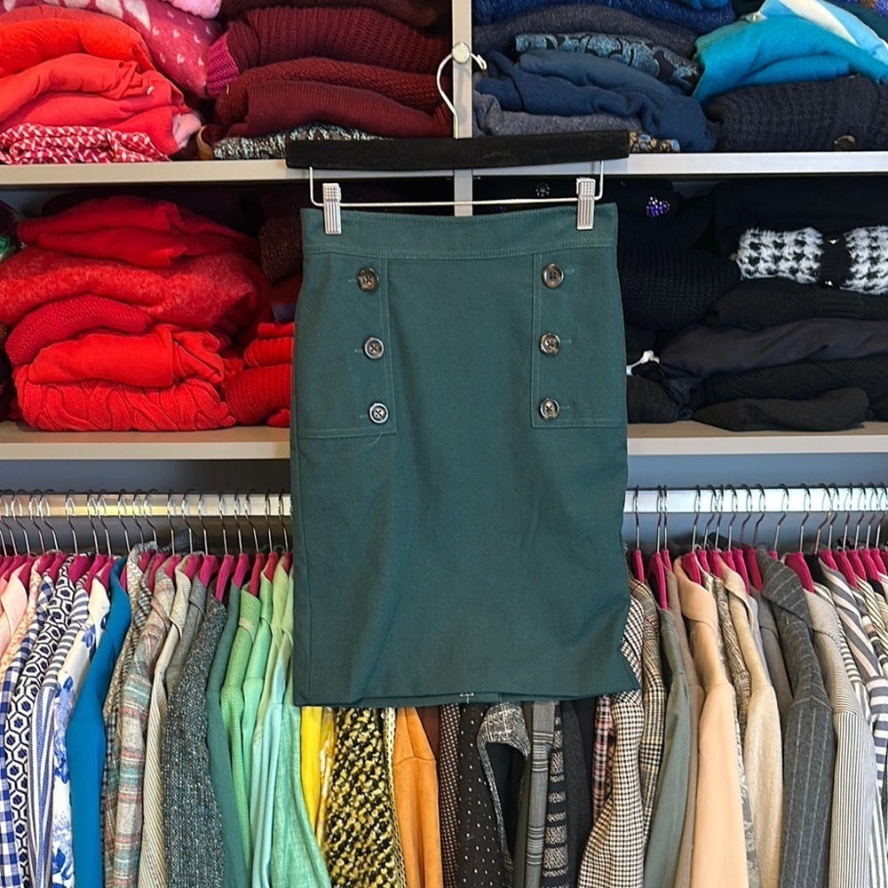 Ann Taylor green slit/zipper back lined button detail pencil skirt size 0P NWT